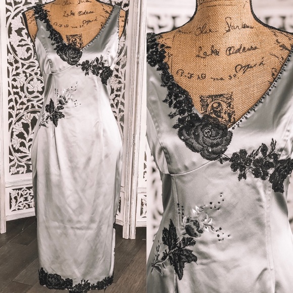 Adrianna Papell Dresses & Skirts - Adrianna Papell Evening Silver Dress size 6
